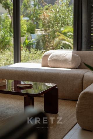 Maison contemporaine avec dépendance, jardin, piscine