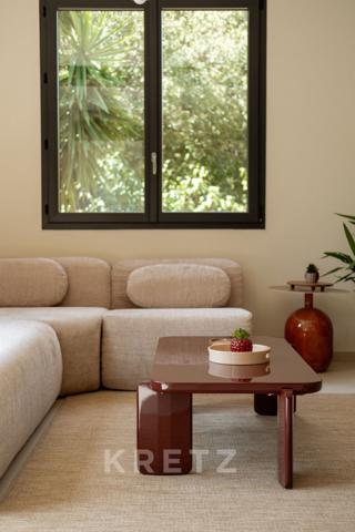 Maison contemporaine avec dépendance, jardin, piscine