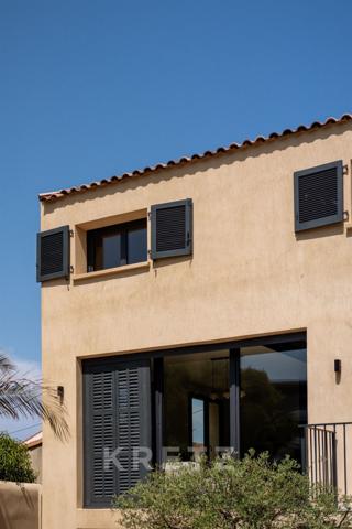 Maison contemporaine avec dépendance, jardin, piscine