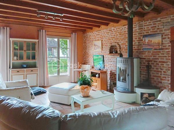 À SEURRE, dans un environnement calme tout en étant proche de toutes commodités, venez découvrir cette authentique maison ancienne en briques pleine de charme, offrant environ 140 m² habitables sur un magnifique terrain paysagé de 956 m².

Au rez-de-chaussée, vous serez séduits par un vaste séjour lumineux de 39 m² agrémenté d’un poêle à bois et ouvert directement sur la terrasse et le jardin. La grande cuisine aménagée et équipée de 37 m², conviviale et fonctionnelle, complète parfaitement l’espace de vie.

Sur ce niveau, vous trouverez également une salle de douche avec douche à l’italienne, des WC indépendants, une buanderie ainsi qu’un atelier.

À l’étage, la maison dispose de 3 chambres, d’une seconde salle de douche avec WC et d’un grenier aménageable d’environ 40 m² offrant un beau potentiel supplémentaire.

Cette maison de caractère bénéficie de prestations confortables : chaudière gaz de ville, tout-à-l’égout, huisseries PVC double vitrage.

Un bien rare alliant cachet de l’ancien, beaux volumes, calme et proximité des commerces et services.

À visiter sans tarder !
