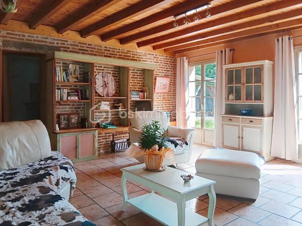 À SEURRE, dans un environnement calme tout en étant proche de toutes commodités, venez découvrir cette authentique maison ancienne en briques pleine de charme, offrant environ 140 m² habitables sur un magnifique terrain paysagé de 956 m².

Au rez-de-chaussée, vous serez séduits par un vaste séjour lumineux de 39 m² agrémenté d’un poêle à bois et ouvert directement sur la terrasse et le jardin. La grande cuisine aménagée et équipée de 37 m², conviviale et fonctionnelle, complète parfaitement l’espace de vie.

Sur ce niveau, vous trouverez également une salle de douche avec douche à l’italienne, des WC indépendants, une buanderie ainsi qu’un atelier.

À l’étage, la maison dispose de 3 chambres, d’une seconde salle de douche avec WC et d’un grenier aménageable d’environ 40 m² offrant un beau potentiel supplémentaire.

Cette maison de caractère bénéficie de prestations confortables : chaudière gaz de ville, tout-à-l’égout, huisseries PVC double vitrage.

Un bien rare alliant cachet de l’ancien, beaux volumes, calme et proximité des commerces et services.

À visiter sans tarder !