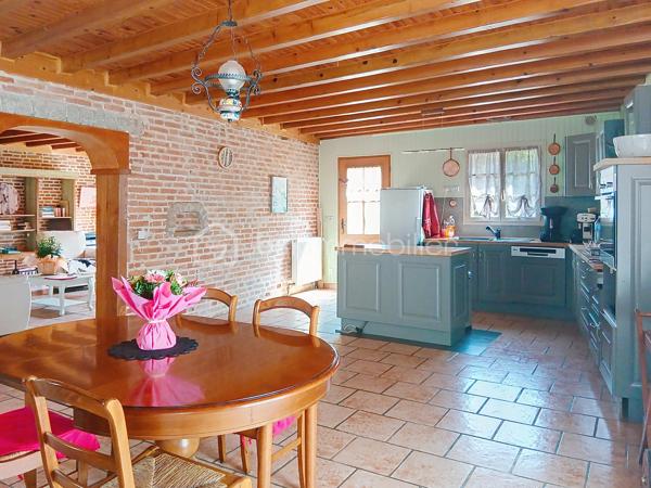 À SEURRE, dans un environnement calme tout en étant proche de toutes commodités, venez découvrir cette authentique maison ancienne en briques pleine de charme, offrant environ 140 m² habitables sur un magnifique terrain paysagé de 956 m².

Au rez-de-chaussée, vous serez séduits par un vaste séjour lumineux de 39 m² agrémenté d’un poêle à bois et ouvert directement sur la terrasse et le jardin. La grande cuisine aménagée et équipée de 37 m², conviviale et fonctionnelle, complète parfaitement l’espace de vie.

Sur ce niveau, vous trouverez également une salle de douche avec douche à l’italienne, des WC indépendants, une buanderie ainsi qu’un atelier.

À l’étage, la maison dispose de 3 chambres, d’une seconde salle de douche avec WC et d’un grenier aménageable d’environ 40 m² offrant un beau potentiel supplémentaire.

Cette maison de caractère bénéficie de prestations confortables : chaudière gaz de ville, tout-à-l’égout, huisseries PVC double vitrage.

Un bien rare alliant cachet de l’ancien, beaux volumes, calme et proximité des commerces et services.

À visiter sans tarder !