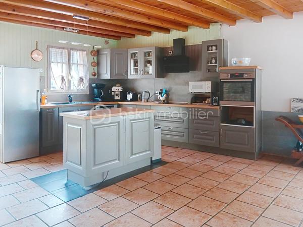 À SEURRE, dans un environnement calme tout en étant proche de toutes commodités, venez découvrir cette authentique maison ancienne en briques pleine de charme, offrant environ 140 m² habitables sur un magnifique terrain paysagé de 956 m².

Au rez-de-chaussée, vous serez séduits par un vaste séjour lumineux de 39 m² agrémenté d’un poêle à bois et ouvert directement sur la terrasse et le jardin. La grande cuisine aménagée et équipée de 37 m², conviviale et fonctionnelle, complète parfaitement l’espace de vie.

Sur ce niveau, vous trouverez également une salle de douche avec douche à l’italienne, des WC indépendants, une buanderie ainsi qu’un atelier.

À l’étage, la maison dispose de 3 chambres, d’une seconde salle de douche avec WC et d’un grenier aménageable d’environ 40 m² offrant un beau potentiel supplémentaire.

Cette maison de caractère bénéficie de prestations confortables : chaudière gaz de ville, tout-à-l’égout, huisseries PVC double vitrage.

Un bien rare alliant cachet de l’ancien, beaux volumes, calme et proximité des commerces et services.

À visiter sans tarder !