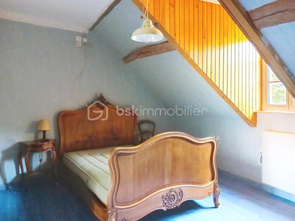 À SEURRE, dans un environnement calme tout en étant proche de toutes commodités, venez découvrir cette authentique maison ancienne en briques pleine de charme, offrant environ 140 m² habitables sur un magnifique terrain paysagé de 956 m².

Au rez-de-chaussée, vous serez séduits par un vaste séjour lumineux de 39 m² agrémenté d’un poêle à bois et ouvert directement sur la terrasse et le jardin. La grande cuisine aménagée et équipée de 37 m², conviviale et fonctionnelle, complète parfaitement l’espace de vie.

Sur ce niveau, vous trouverez également une salle de douche avec douche à l’italienne, des WC indépendants, une buanderie ainsi qu’un atelier.

À l’étage, la maison dispose de 3 chambres, d’une seconde salle de douche avec WC et d’un grenier aménageable d’environ 40 m² offrant un beau potentiel supplémentaire.

Cette maison de caractère bénéficie de prestations confortables : chaudière gaz de ville, tout-à-l’égout, huisseries PVC double vitrage.

Un bien rare alliant cachet de l’ancien, beaux volumes, calme et proximité des commerces et services.

À visiter sans tarder !