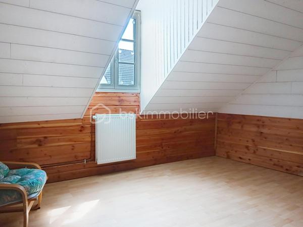 À SEURRE, dans un environnement calme tout en étant proche de toutes commodités, venez découvrir cette authentique maison ancienne en briques pleine de charme, offrant environ 140 m² habitables sur un magnifique terrain paysagé de 956 m².

Au rez-de-chaussée, vous serez séduits par un vaste séjour lumineux de 39 m² agrémenté d’un poêle à bois et ouvert directement sur la terrasse et le jardin. La grande cuisine aménagée et équipée de 37 m², conviviale et fonctionnelle, complète parfaitement l’espace de vie.

Sur ce niveau, vous trouverez également une salle de douche avec douche à l’italienne, des WC indépendants, une buanderie ainsi qu’un atelier.

À l’étage, la maison dispose de 3 chambres, d’une seconde salle de douche avec WC et d’un grenier aménageable d’environ 40 m² offrant un beau potentiel supplémentaire.

Cette maison de caractère bénéficie de prestations confortables : chaudière gaz de ville, tout-à-l’égout, huisseries PVC double vitrage.

Un bien rare alliant cachet de l’ancien, beaux volumes, calme et proximité des commerces et services.

À visiter sans tarder !