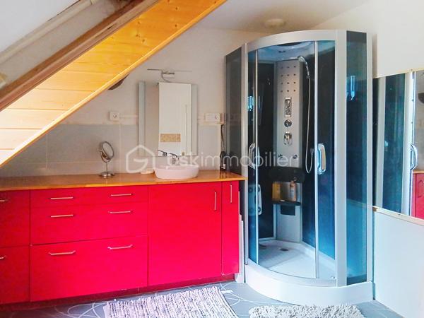 À SEURRE, dans un environnement calme tout en étant proche de toutes commodités, venez découvrir cette authentique maison ancienne en briques pleine de charme, offrant environ 140 m² habitables sur un magnifique terrain paysagé de 956 m².

Au rez-de-chaussée, vous serez séduits par un vaste séjour lumineux de 39 m² agrémenté d’un poêle à bois et ouvert directement sur la terrasse et le jardin. La grande cuisine aménagée et équipée de 37 m², conviviale et fonctionnelle, complète parfaitement l’espace de vie.

Sur ce niveau, vous trouverez également une salle de douche avec douche à l’italienne, des WC indépendants, une buanderie ainsi qu’un atelier.

À l’étage, la maison dispose de 3 chambres, d’une seconde salle de douche avec WC et d’un grenier aménageable d’environ 40 m² offrant un beau potentiel supplémentaire.

Cette maison de caractère bénéficie de prestations confortables : chaudière gaz de ville, tout-à-l’égout, huisseries PVC double vitrage.

Un bien rare alliant cachet de l’ancien, beaux volumes, calme et proximité des commerces et services.

À visiter sans tarder !