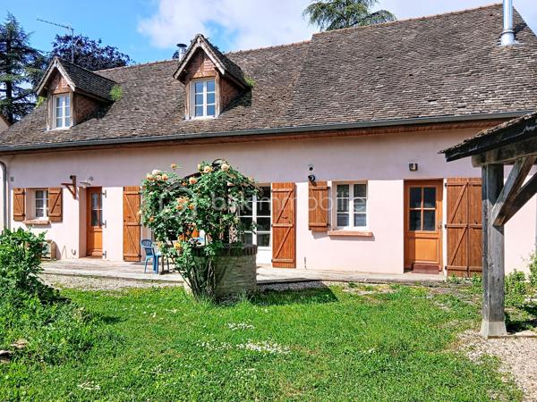 À SEURRE, dans un environnement calme tout en étant proche de toutes commodités, venez découvrir cette authentique maison ancienne en briques pleine de charme, offrant environ 140 m² habitables sur un magnifique terrain paysagé de 956 m².

Au rez-de-chaussée, vous serez séduits par un vaste séjour lumineux de 39 m² agrémenté d’un poêle à bois et ouvert directement sur la terrasse et le jardin. La grande cuisine aménagée et équipée de 37 m², conviviale et fonctionnelle, complète parfaitement l’espace de vie.

Sur ce niveau, vous trouverez également une salle de douche avec douche à l’italienne, des WC indépendants, une buanderie ainsi qu’un atelier.

À l’étage, la maison dispose de 3 chambres, d’une seconde salle de douche avec WC et d’un grenier aménageable d’environ 40 m² offrant un beau potentiel supplémentaire.

Cette maison de caractère bénéficie de prestations confortables : chaudière gaz de ville, tout-à-l’égout, huisseries PVC double vitrage.

Un bien rare alliant cachet de l’ancien, beaux volumes, calme et proximité des commerces et services.

À visiter sans tarder !
