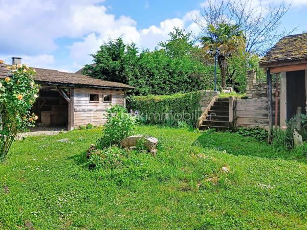 À SEURRE, dans un environnement calme tout en étant proche de toutes commodités, venez découvrir cette authentique maison ancienne en briques pleine de charme, offrant environ 140 m² habitables sur un magnifique terrain paysagé de 956 m².

Au rez-de-chaussée, vous serez séduits par un vaste séjour lumineux de 39 m² agrémenté d’un poêle à bois et ouvert directement sur la terrasse et le jardin. La grande cuisine aménagée et équipée de 37 m², conviviale et fonctionnelle, complète parfaitement l’espace de vie.

Sur ce niveau, vous trouverez également une salle de douche avec douche à l’italienne, des WC indépendants, une buanderie ainsi qu’un atelier.

À l’étage, la maison dispose de 3 chambres, d’une seconde salle de douche avec WC et d’un grenier aménageable d’environ 40 m² offrant un beau potentiel supplémentaire.

Cette maison de caractère bénéficie de prestations confortables : chaudière gaz de ville, tout-à-l’égout, huisseries PVC double vitrage.

Un bien rare alliant cachet de l’ancien, beaux volumes, calme et proximité des commerces et services.

À visiter sans tarder !