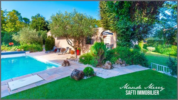 Superbe propriété - villa quasiment de plain-pied de 150 m2 - 3 chambres dont une suite parentale - un bureau - garage attenant à la maison - eau de ville et forage - terrain superbement entretenu de près de 1800 m2 clôturé et sans aucun vis-à-vis - piscine et pool house