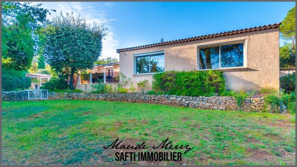 Superbe propriété - villa quasiment de plain-pied de 150 m2 - 3 chambres dont une suite parentale - un bureau - garage attenant à la maison - eau de ville et forage - terrain superbement entretenu de près de 1800 m2 clôturé et sans aucun vis-à-vis - piscine et pool house