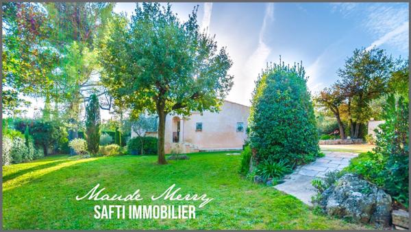 Superbe propriété - villa quasiment de plain-pied de 150 m2 - 3 chambres dont une suite parentale - un bureau - garage attenant à la maison - eau de ville et forage - terrain superbement entretenu de près de 1800 m2 clôturé et sans aucun vis-à-vis - piscine et pool house