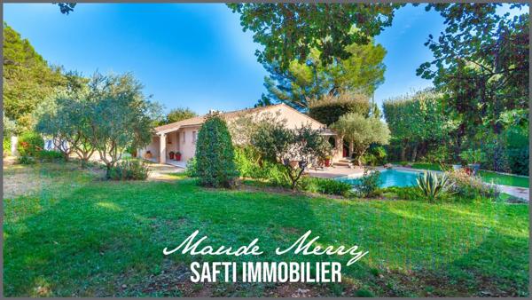 Superbe propriété - villa quasiment de plain-pied de 150 m2 - 3 chambres dont une suite parentale - un bureau - garage attenant à la maison - eau de ville et forage - terrain superbement entretenu de près de 1800 m2 clôturé et sans aucun vis-à-vis - piscine et pool house