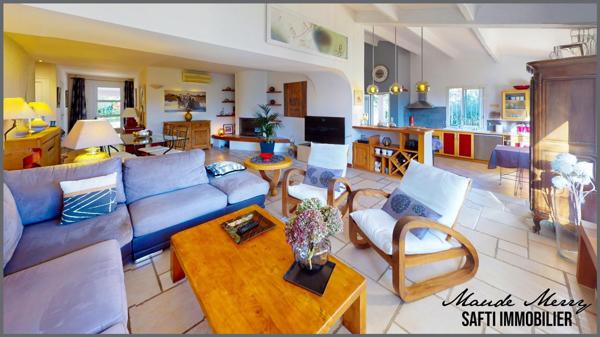 Superbe propriété - villa quasiment de plain-pied de 150 m2 - 3 chambres dont une suite parentale - un bureau - garage attenant à la maison - eau de ville et forage - terrain superbement entretenu de près de 1800 m2 clôturé et sans aucun vis-à-vis - piscine et pool house