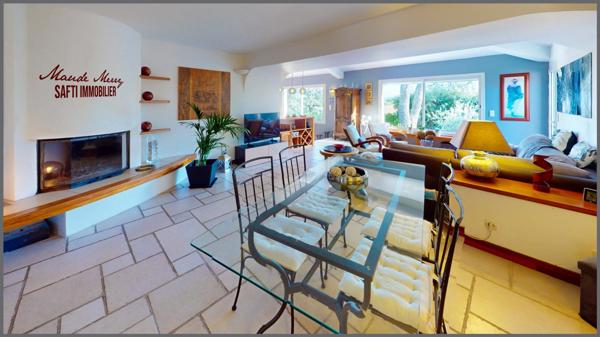 Superbe propriété - villa quasiment de plain-pied de 150 m2 - 3 chambres dont une suite parentale - un bureau - garage attenant à la maison - eau de ville et forage - terrain superbement entretenu de près de 1800 m2 clôturé et sans aucun vis-à-vis - piscine et pool house