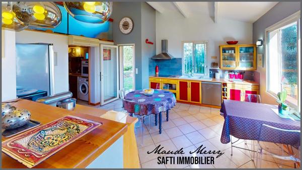 Superbe propriété - villa quasiment de plain-pied de 150 m2 - 3 chambres dont une suite parentale - un bureau - garage attenant à la maison - eau de ville et forage - terrain superbement entretenu de près de 1800 m2 clôturé et sans aucun vis-à-vis - piscine et pool house