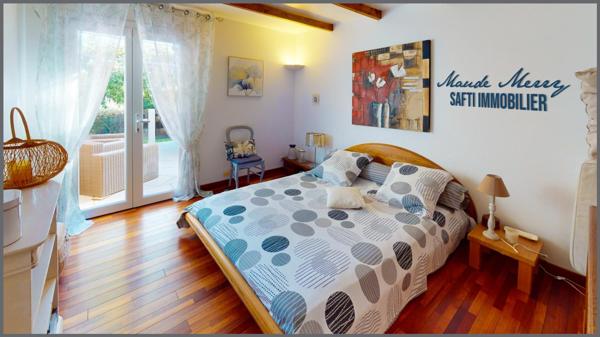 Superbe propriété - villa quasiment de plain-pied de 150 m2 - 3 chambres dont une suite parentale - un bureau - garage attenant à la maison - eau de ville et forage - terrain superbement entretenu de près de 1800 m2 clôturé et sans aucun vis-à-vis - piscine et pool house