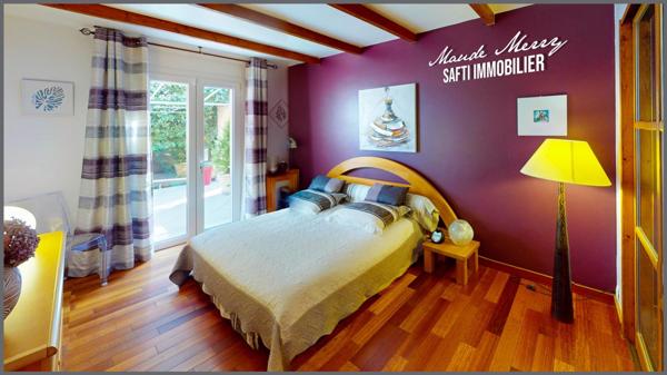 Superbe propriété - villa quasiment de plain-pied de 150 m2 - 3 chambres dont une suite parentale - un bureau - garage attenant à la maison - eau de ville et forage - terrain superbement entretenu de près de 1800 m2 clôturé et sans aucun vis-à-vis - piscine et pool house