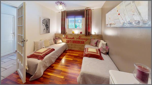 Superbe propriété - villa quasiment de plain-pied de 150 m2 - 3 chambres dont une suite parentale - un bureau - garage attenant à la maison - eau de ville et forage - terrain superbement entretenu de près de 1800 m2 clôturé et sans aucun vis-à-vis - piscine et pool house