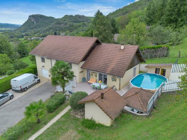 Villa familiale d’exception avec vaste terrain, piscine et prestations soignées – Somont (Yenne)