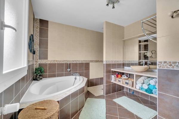 Villa familiale d’exception avec vaste terrain, piscine et prestations soignées – Somont (Yenne)