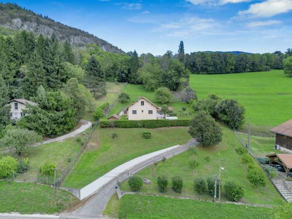 Villa familiale d’exception avec vaste terrain, piscine et prestations soignées – Somont (Yenne)