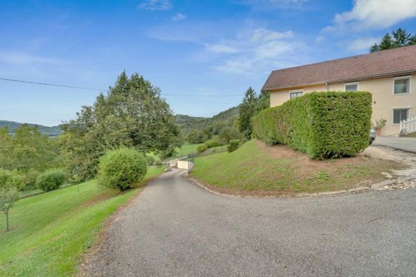 Villa familiale d’exception avec vaste terrain, piscine et prestations soignées – Somont (Yenne)