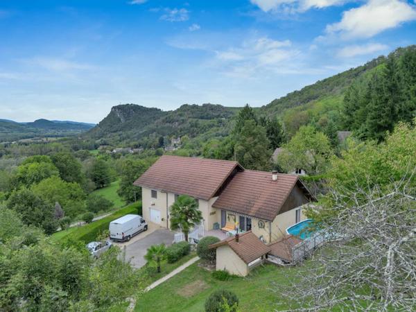 Villa familiale d’exception avec vaste terrain, piscine et prestations soignées – Somont (Yenne)