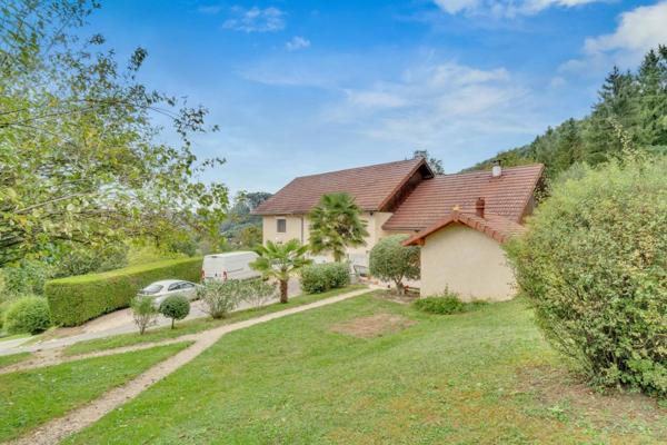 Villa familiale d’exception avec vaste terrain, piscine et prestations soignées – Somont (Yenne)