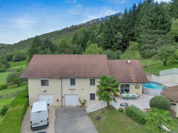 Villa familiale d’exception avec vaste terrain, piscine et prestations soignées – Somont (Yenne)