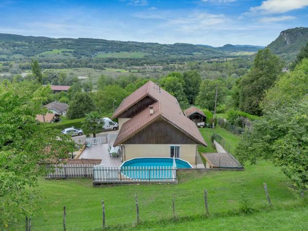 Villa familiale d’exception avec vaste terrain, piscine et prestations soignées – Somont (Yenne)