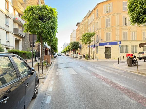 EXCLUSIVITÉ – 3 PIÈCES REFAIT À NEUF – DOUBLE BALCON – RAVALEMENT PAYÉ – RER À PIED