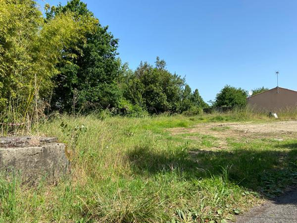 Terrain viabilisé d'environ 809 m2