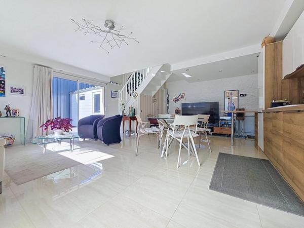 Maison a tinqueux avec parking et jardin
