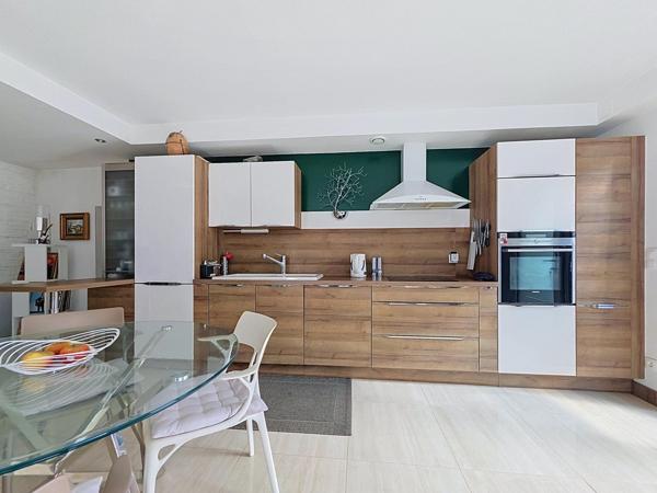 Maison a tinqueux avec parking et jardin