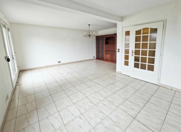 PROCHE CENTRE-VILLE- Maison, DPE D, Chambre en rez-de-chaussée et sous-sol total.