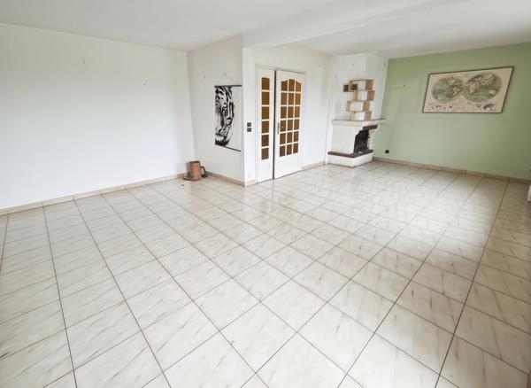 PROCHE CENTRE-VILLE- Maison, DPE D, Chambre en rez-de-chaussée et sous-sol total.