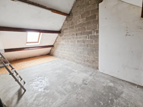 PROCHE CENTRE-VILLE- Maison, DPE D, Chambre en rez-de-chaussée et sous-sol total.