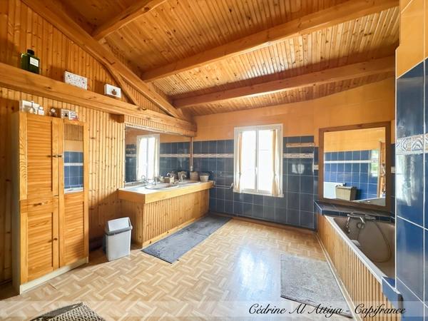 Propriété à vendre 318m2 habitables, 11 pièces, 7 chambres, parcelle de 1700m2 environ, jardin, garage, piscine, dépendances
