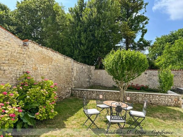Propriété à vendre 318m2 habitables, 11 pièces, 7 chambres, parcelle de 1700m2 environ, jardin, garage, piscine, dépendances