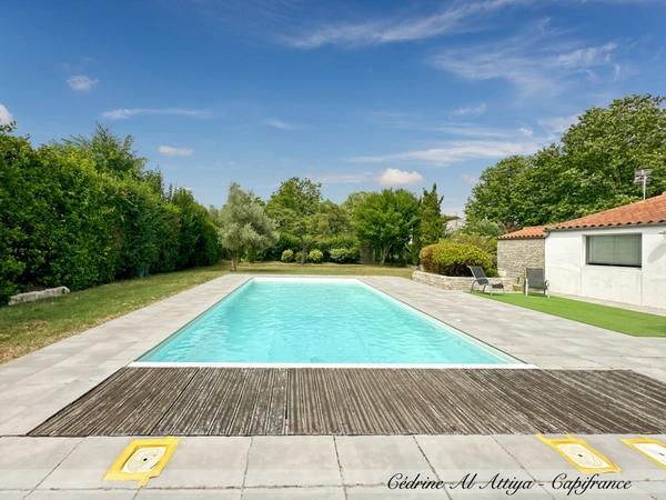 Propriété à vendre 318m2 habitables, 11 pièces, 7 chambres, parcelle de 1700m2 environ, jardin, garage, piscine, dépendances