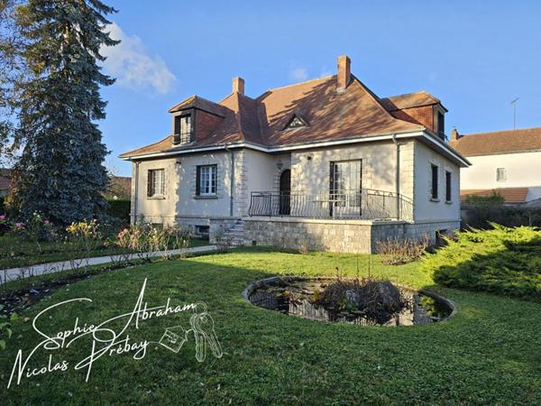 Maison d'Artisan sur sous-sol total avec jardin clos. Ecoles, gare SNCF sur place