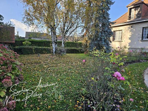 Maison d'Artisan sur sous-sol total avec jardin clos. Ecoles, gare SNCF sur place