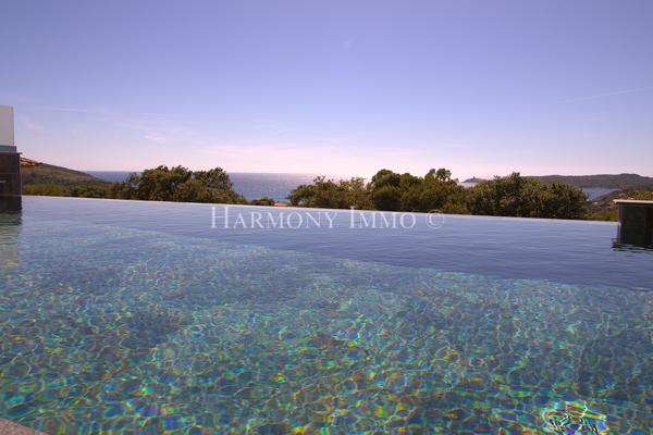 Très jolie villa avec vue mer panoramique dans un cadre enchanteur.