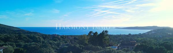 Très jolie villa avec vue mer panoramique dans un cadre enchanteur.