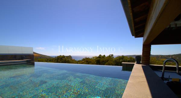 Très jolie villa avec vue mer panoramique dans un cadre enchanteur.