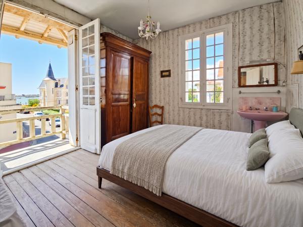 Maison
         10 pièces
        - 140 m² Bien prestige 730 000 € *