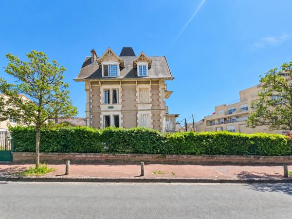 Maison
         10 pièces
        - 140 m² Bien prestige 730 000 € *
