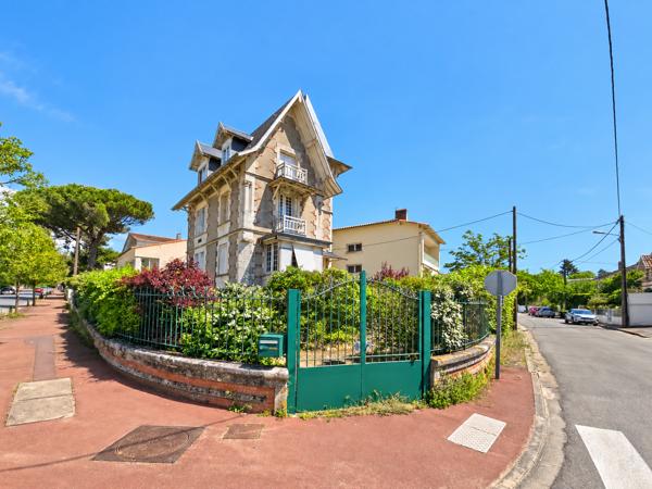 Maison
         10 pièces
        - 140 m² Bien prestige 730 000 € *