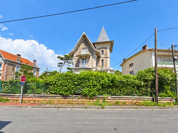 Maison
         10 pièces
        - 140 m² Bien prestige 730 000 € *