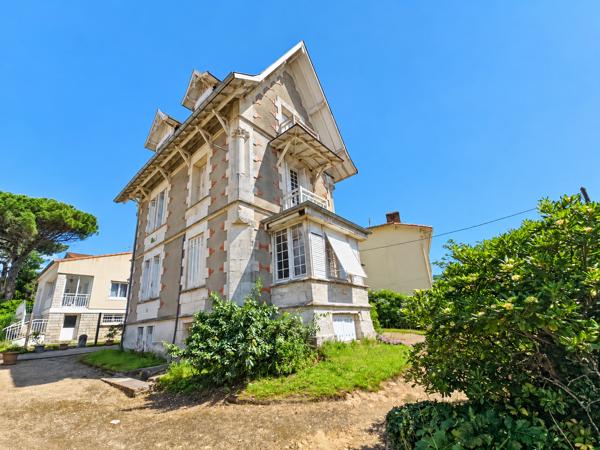 Maison
         10 pièces
        - 140 m² Bien prestige 730 000 € *